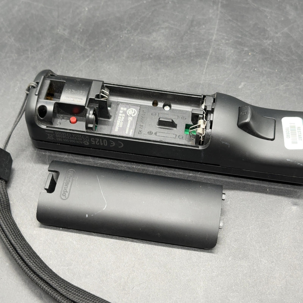 Original Nintendo Wii Remote Controller Schwarz mit Handgelenkschlaufe – Bild 3