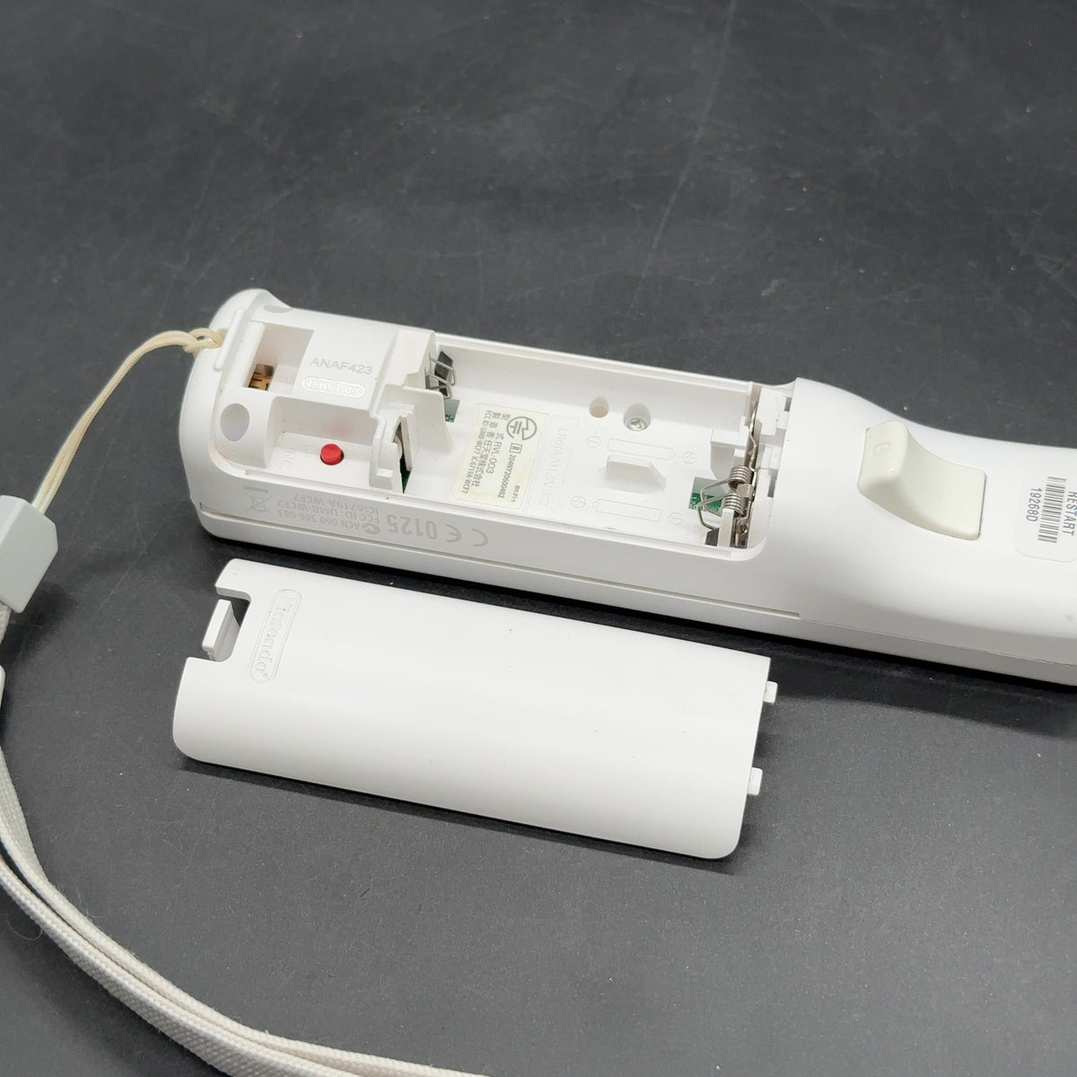 Original Nintendo Wii Remote Controller Weiß mit Handgelenkschlaufe – Bild 3