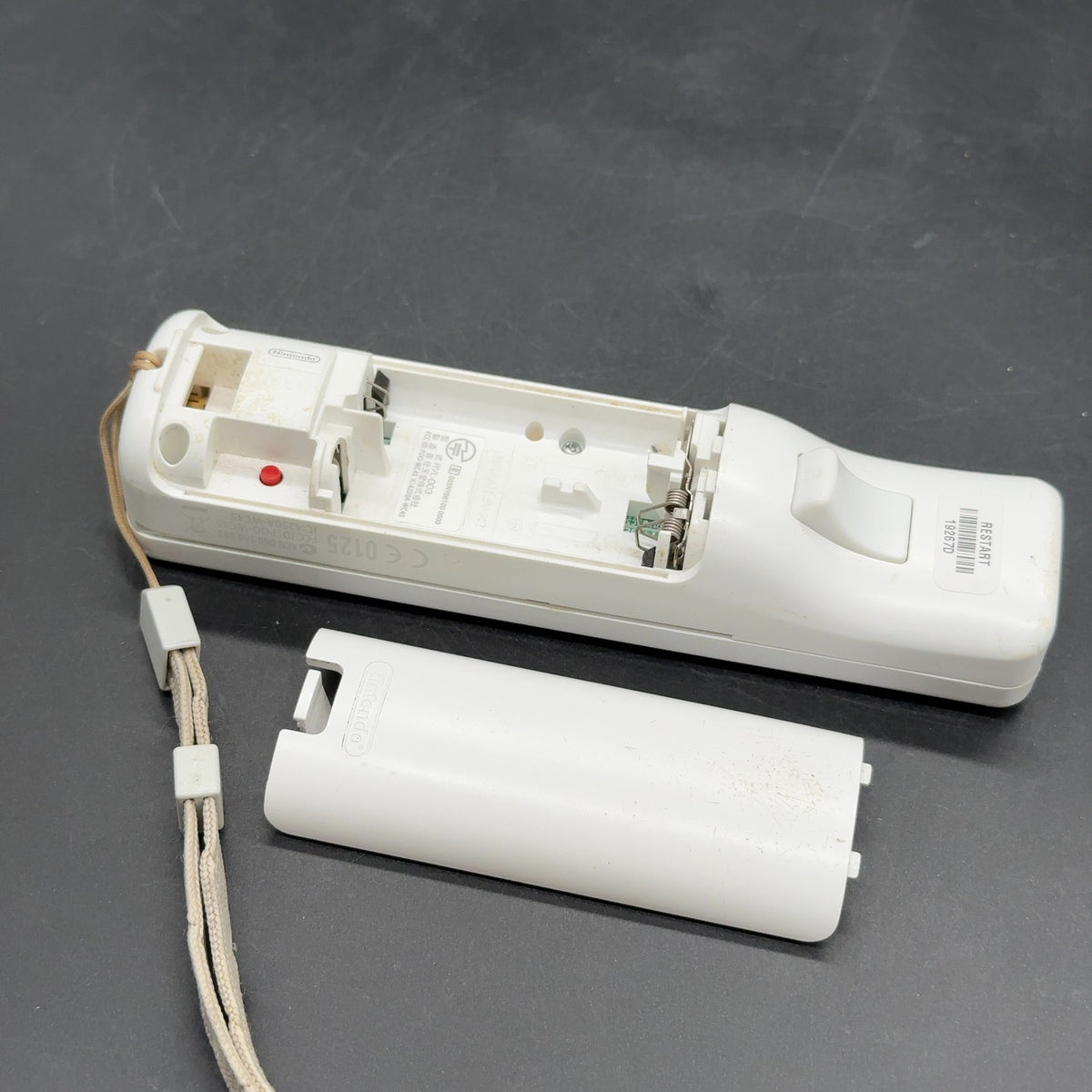 Original Nintendo Wii Remote Controller Weiß mit Handschlaufe – Bild 3