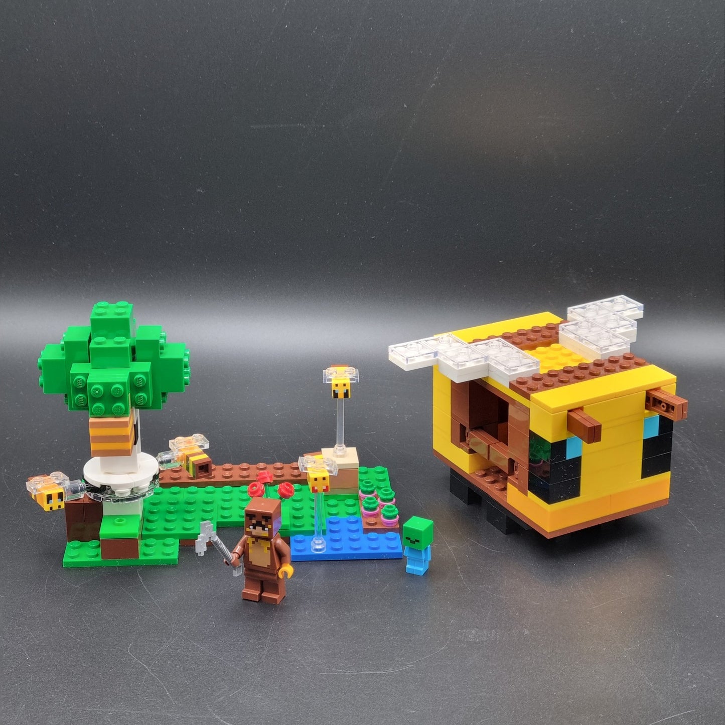 LEGO Minecraft: Das Bienenhäuschen (21241)
