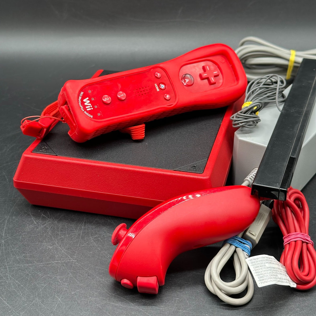 Nintendo Wii Mini Konsole - Rot mit Controller und Kabeln