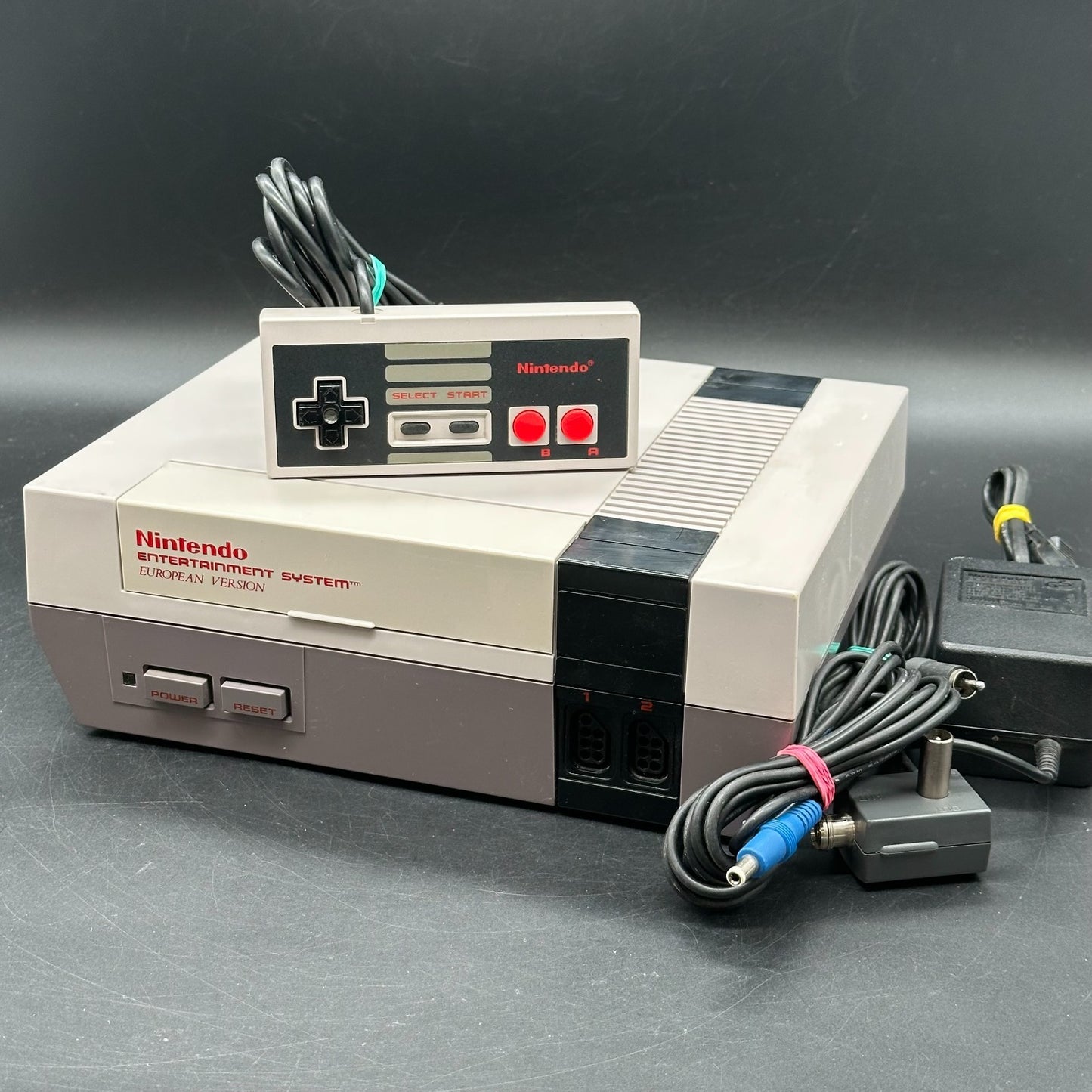 Nintendo NES Konsole - Grau - Heimkonsole - Controller und Anschlusskabel
