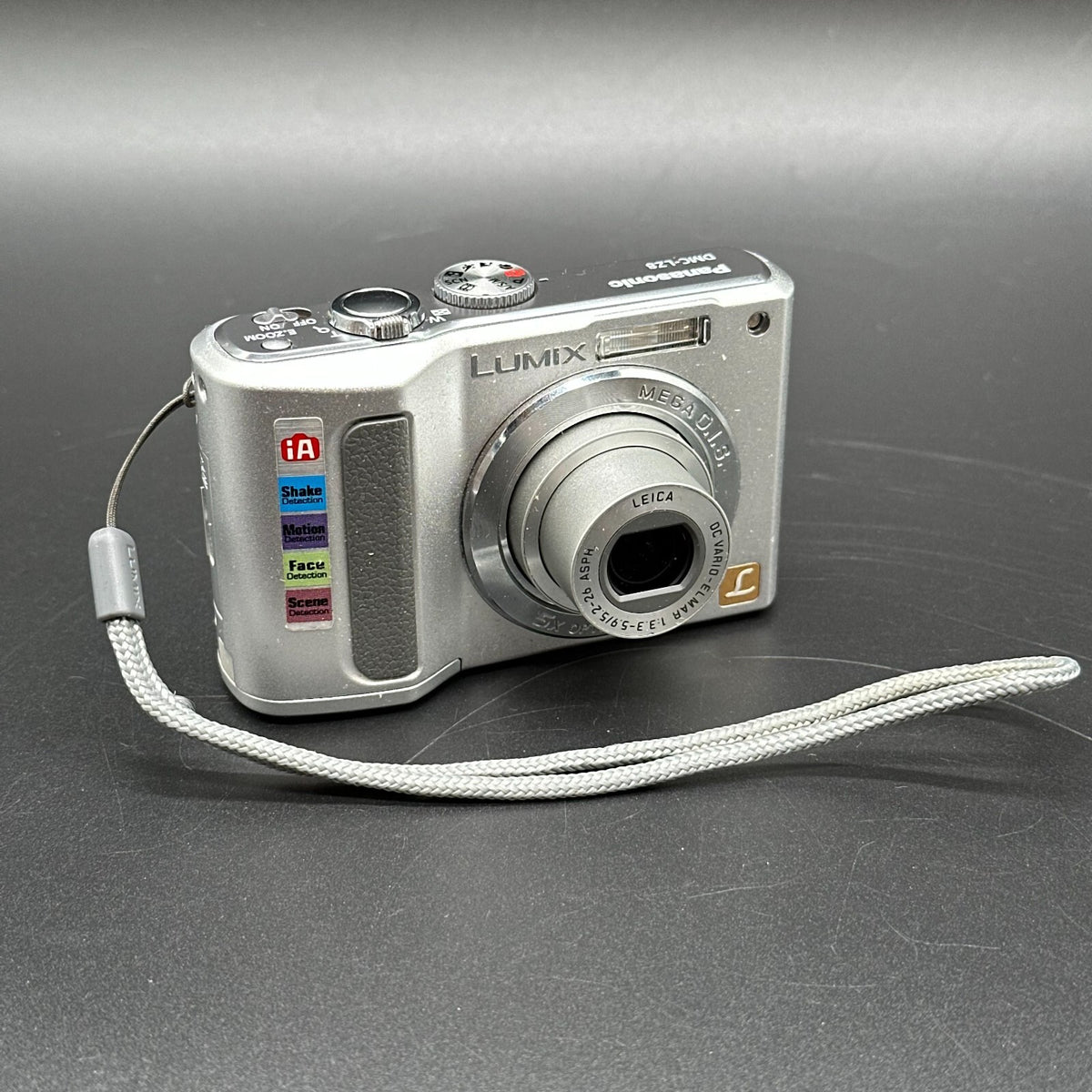 Panasonic Lumix DMC-LZ 8 Digitalkamera Silber 8,1 MPl 5x optischer Zoom Leica