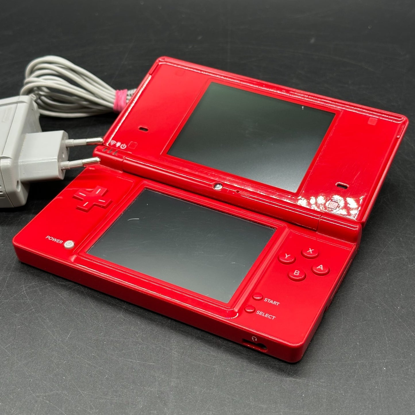Nintendo DSi Konsole - Rot inkl. Ladekabel