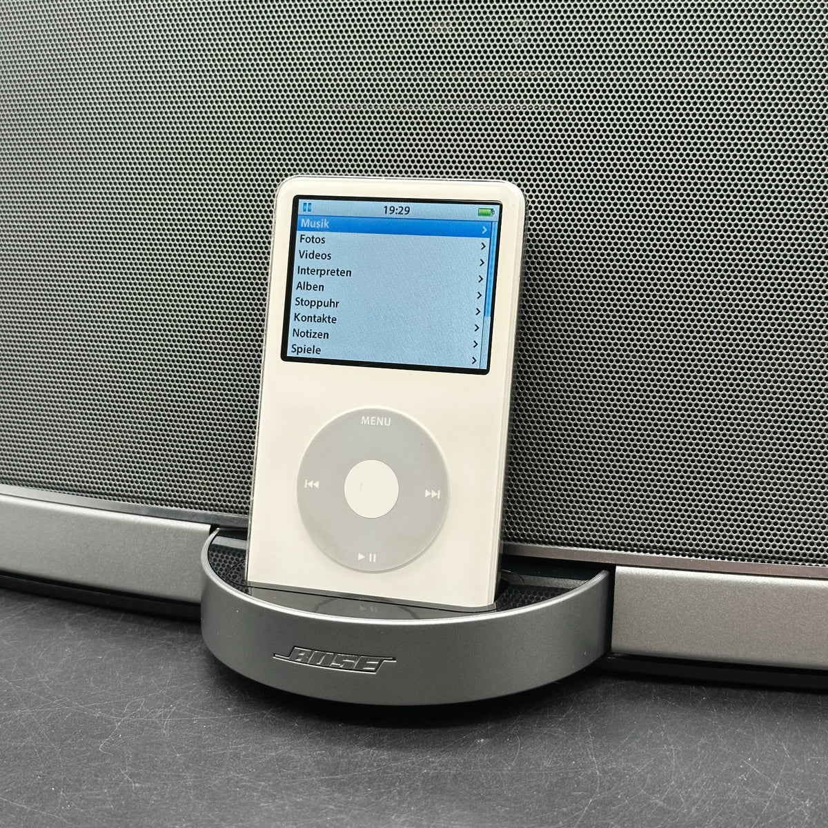 Apple iPod 5. Generation - weiß, 30GB - inkl. BOSE Sounddock – Bild 2