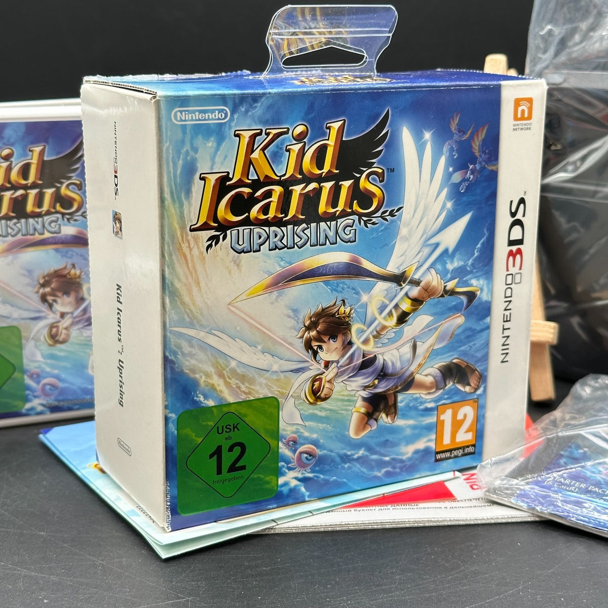 Kid Icarus Uprising Big Box inkl. Ständer & Karten (Nintendo 3DS)
