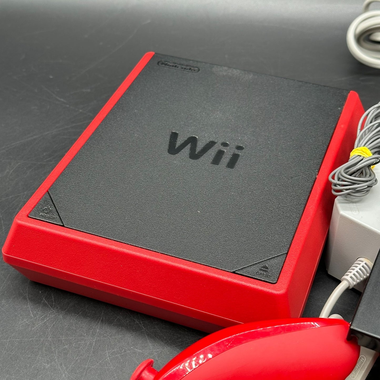 Nintendo Wii Mini Konsole - Rot mit Controller und Kabeln