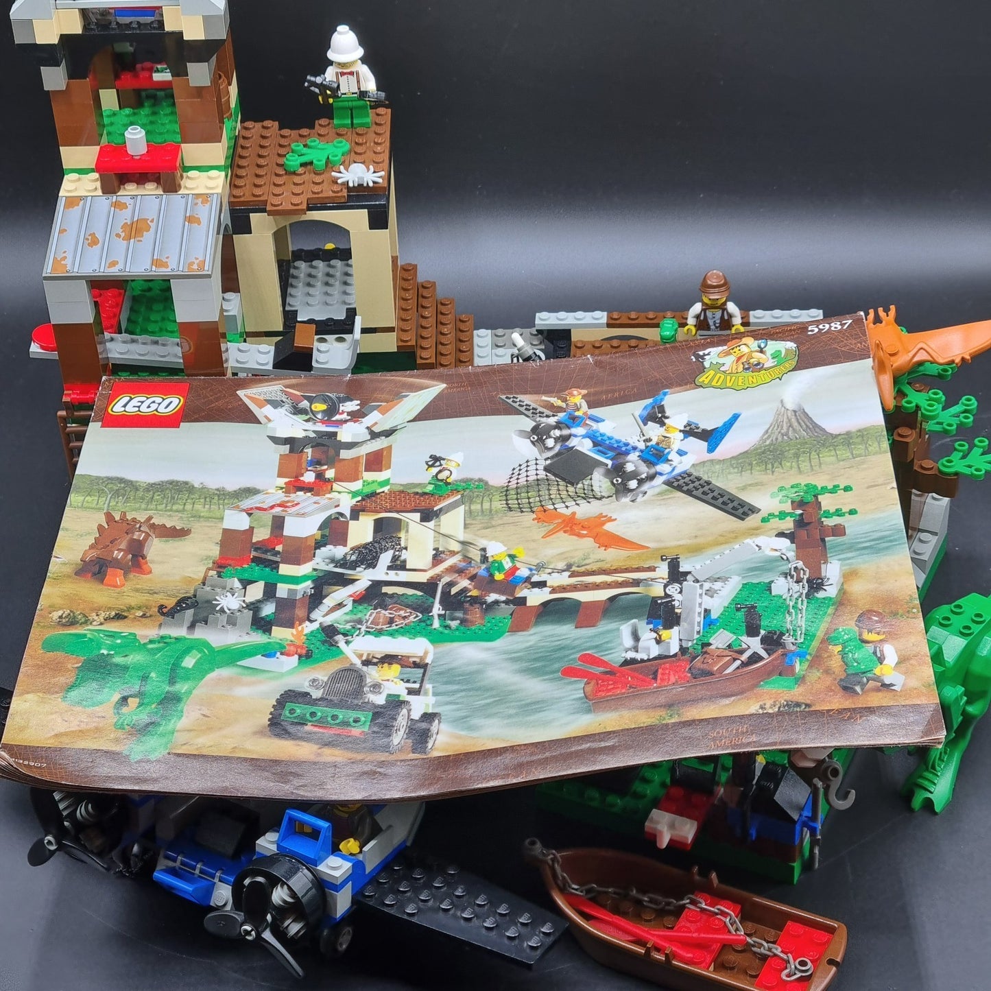 Lego 5987 - Dino Research Compound