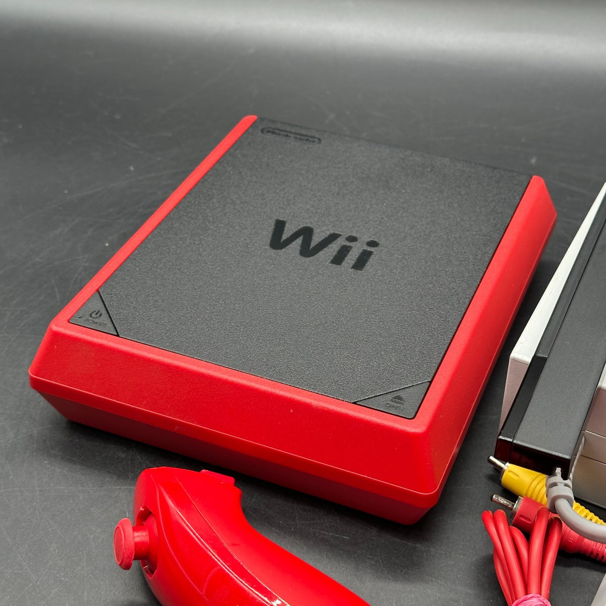 Nintendo Wii Mini Konsole - Rot mit Controller und Kabeln