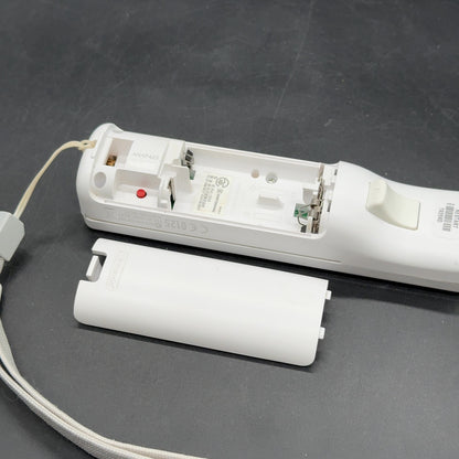 Original Nintendo Wii Remote Controller Weiß mit Handgelenkschlaufe – Bild 3