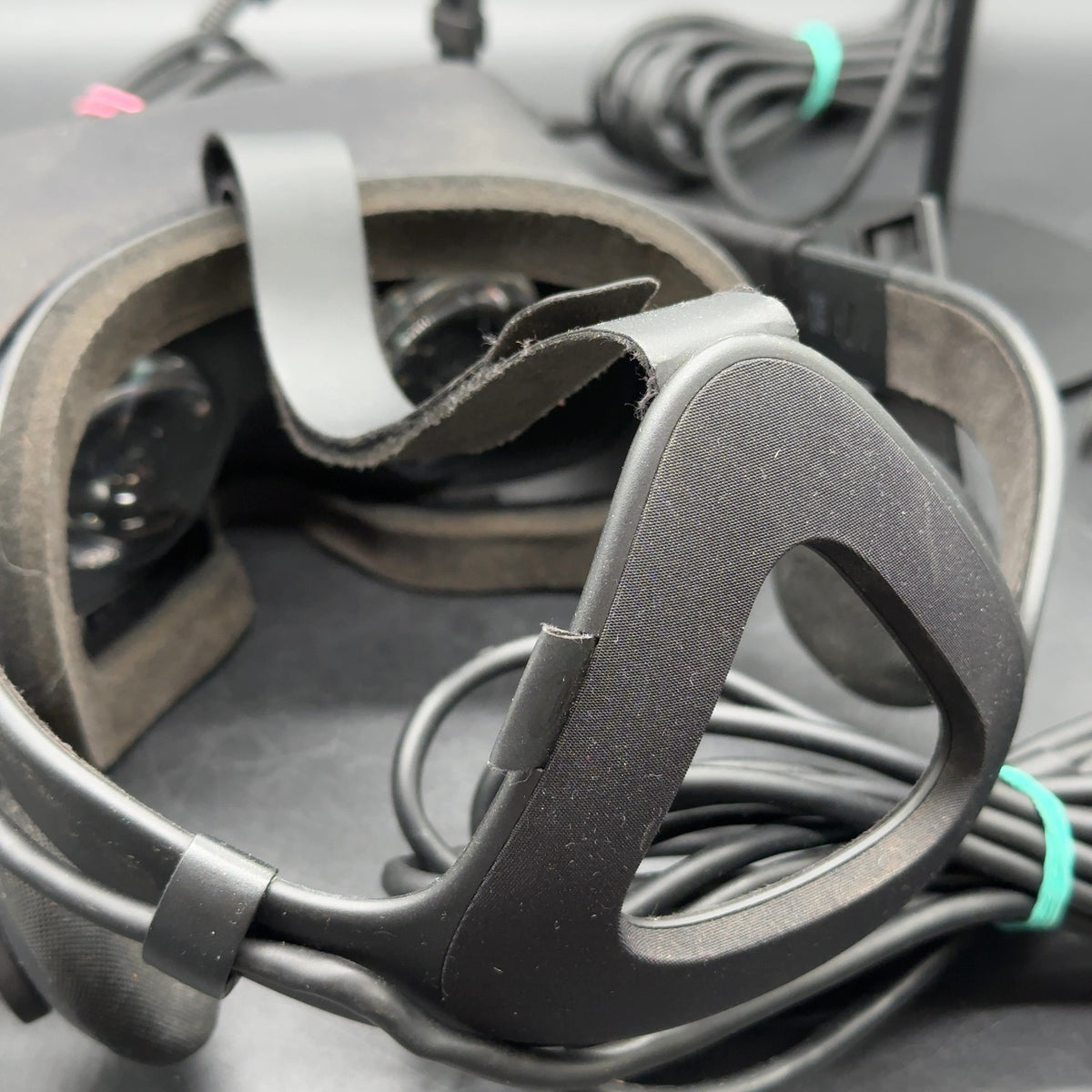 Original Oculus Rift CV1 VR-Brille mit 2 Sensoren und Touch Controllern PC – Bild 3