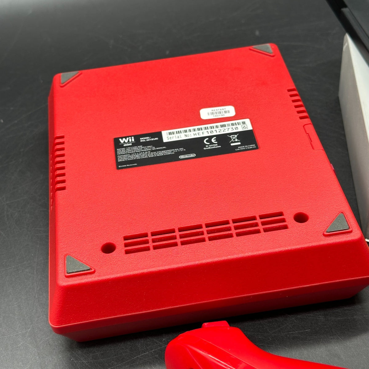 Nintendo Wii Mini Konsole - Rot mit Controller und Kabeln